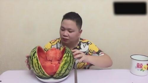小伙吃辣瓜视频,小伙挑战辣瓜，舌尖上的极限挑战