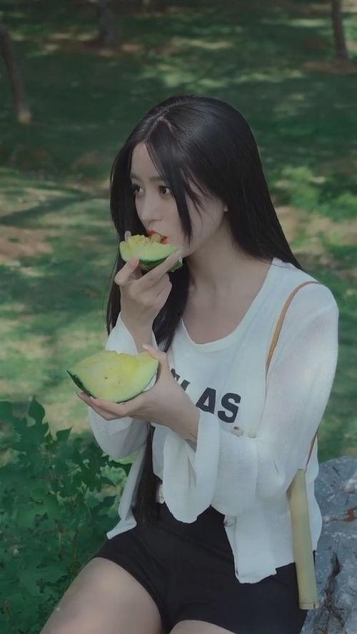 美女吃瓜的图片,美女与瓜果的视觉盛宴