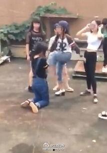 女生被围殴吃瓜