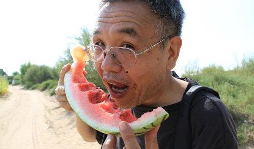 吃瓜的动作视频