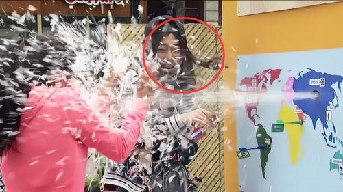 整蛊路人吃瓜,路人被整蛊，意外吃下神秘“瓜”引发爆笑风波