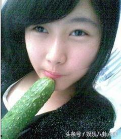 美女上班吃瓜,上班间隙，瓜香四溢